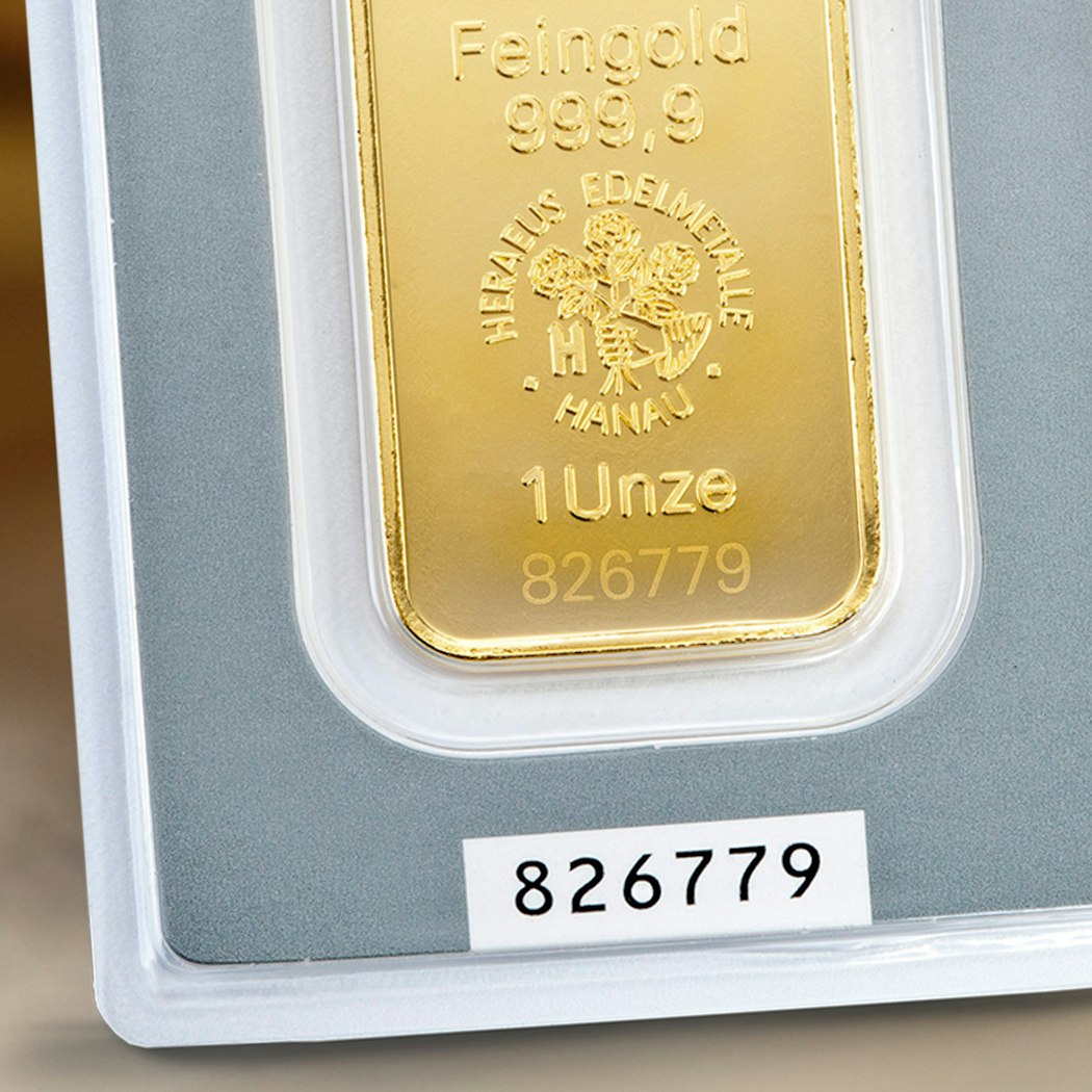Verpackter Goldbarren im Blister, der die Echtheit und den Schutz der Wertanlage symbolisiert.