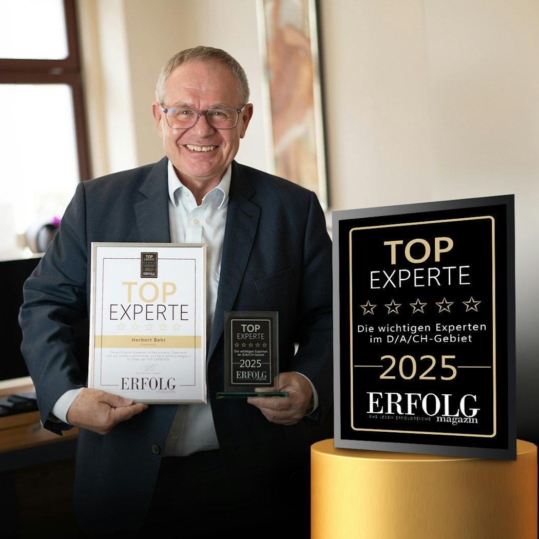 In einem hellen Raum ist Edelmetall-Experte Herbert Behr mit seiner Urkunde des "Top Experte 2025" abgebildet. Gründer des anerkannten Edelmetallhändlers Golden Gates.