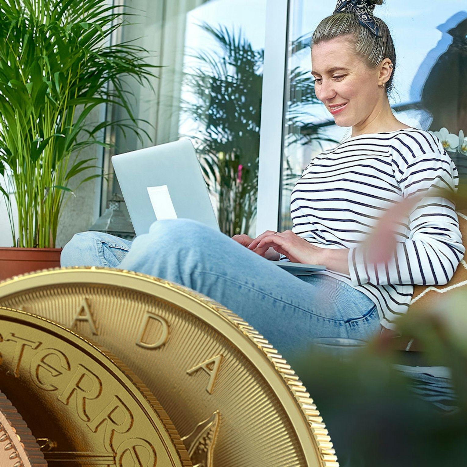 Goldmünzen als moderne und sichere Wertanlage: Eine Frau informiert sich über digitale Wege der Investition.