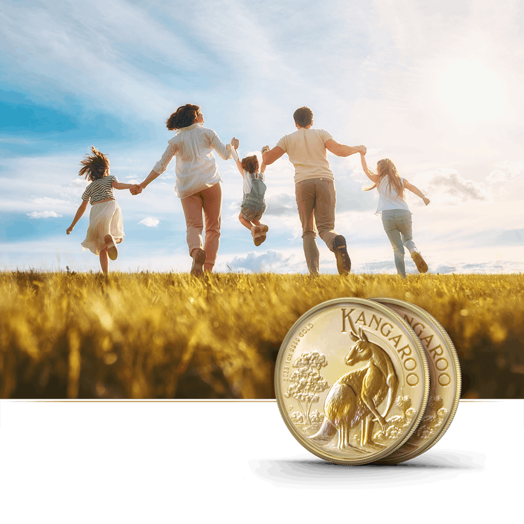 Auf einem golden schimmernden Feld, rennt eine Familie, händchenhaltend in eine Sichere Zukunft. Sparen auch Sie, mit dem Kindersparplan von Golden Gates, für die Zukunft Ihres Kindes.