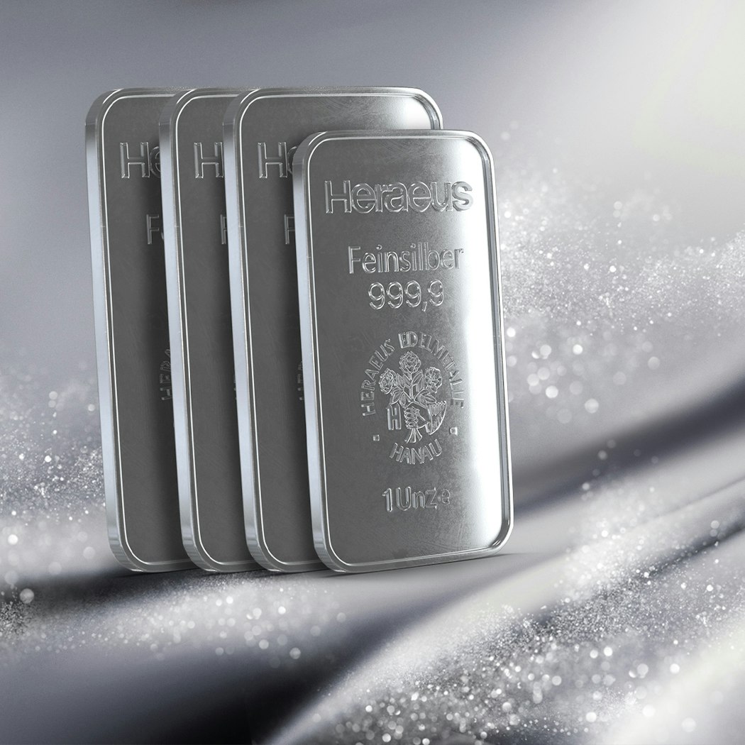 Vor einem silbern, glitzernden Hintergrund sehen vier Silberbarren. Sparen auch Sie in Silber mit den Sparplänen von Golden Gates.