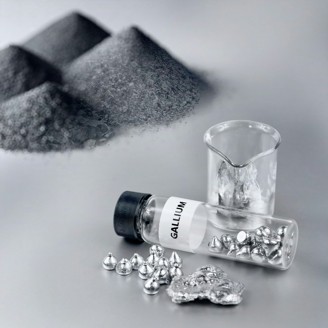 Neben einer kleinen Flasche mit Gallium ist ein Reagenzglas auf gestellt. Im Hintergrund sieht man kleine Haufen mit fein gemahlenem Metall. Anerkannter Edelmetallhändler Golden Gates.