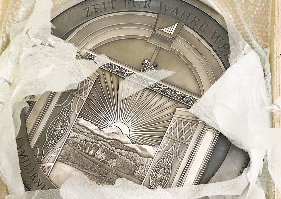 Die Vorderseite der größten Silbermedaille, welche im Hauptsitz von der Golden Gates AG steht.