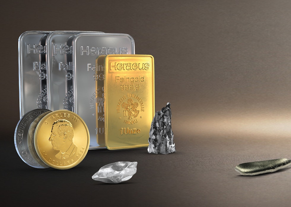 Vor einem erdfarbenen Hintergrund sind Edelmetallbarren, eine Gold- und Silbermünze Technologiemetalle und Seltene Erden abgebildet. Sparen auch Sie in Anlagemetalle mit den Sparplänen von Golden Gates.