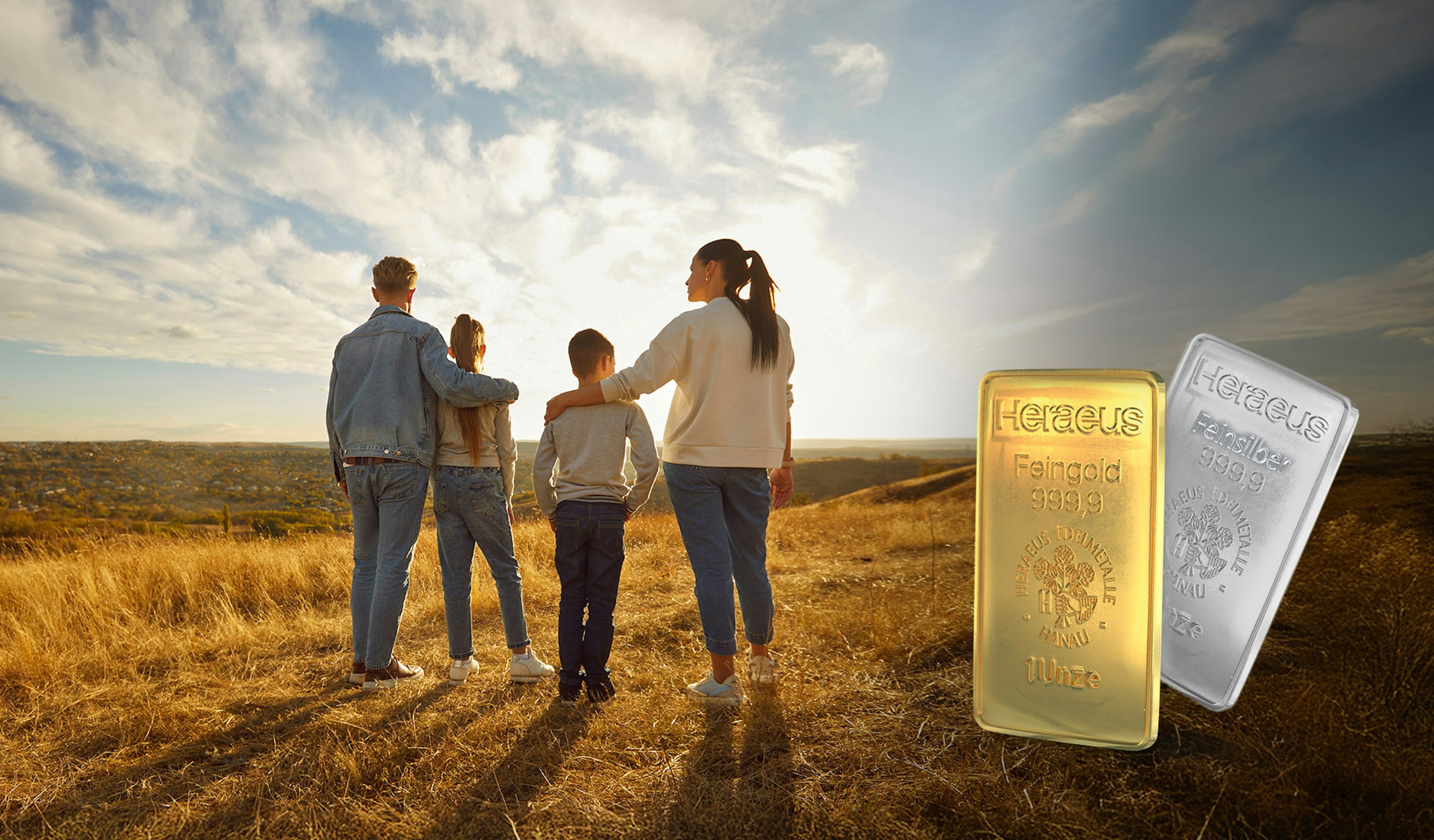 Eine Familie seht auf einem Hügel und sieht über die Felder. Daneben sind ein Goldbarren und ein Silberbarren eingeblendet. Legen auch Sie Ihr Geld richtig an und sparen Sie in Edelmetalle, mit den Sparplänen von Golden Gates.