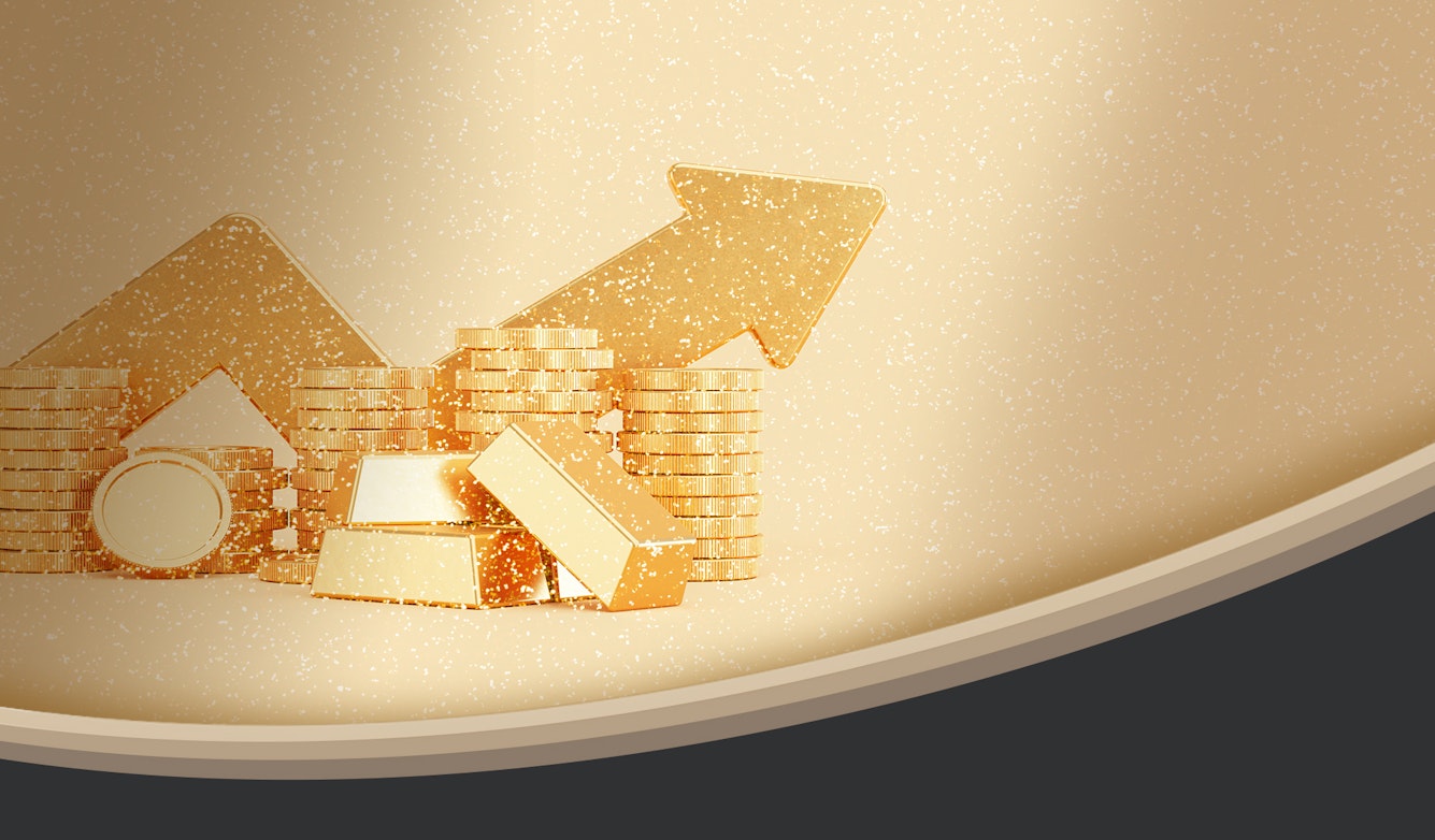 Vor einem golden-glitzernden Hintergrund liegen Goldmünzen und Goldbarren. Gold ist eine sichere Wertanlage, sparen auch Sie in Gold mit den Sparplänen von Golden Gates.