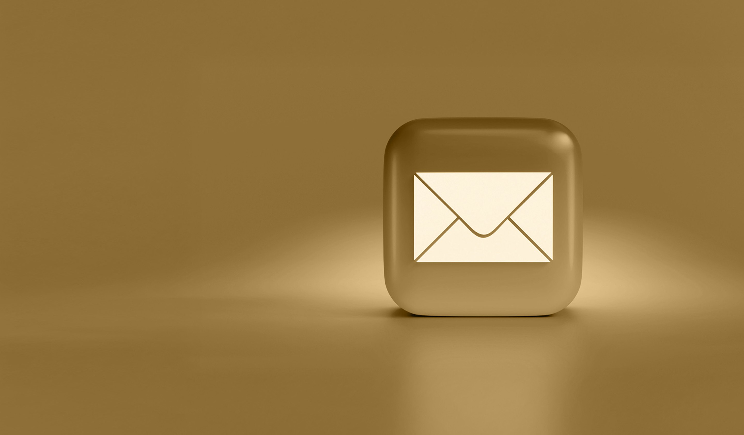 Vor einem golden Hintergrund ist ein Briefumschlag abgebildet. Bleiben auch Sie auf dem laufenden mit unserem Newsletter.