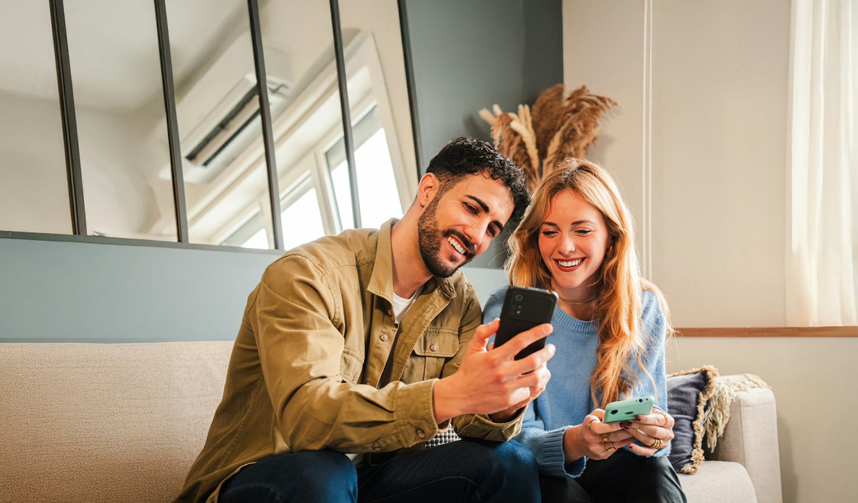 Ein Paar spricht über ihre Anlagestrategie – finden Sie heraus, welcher Anlegertyp Sie sind und welche Anlage perfekt zu Ihnen passt