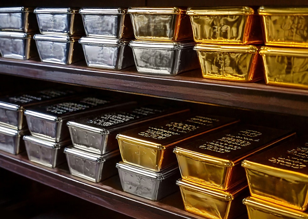 Gold- und Silberbarren nebeneinander – symbolisieren den Vergleich der beiden Edelmetalle hinsichtlich Wertentwicklung, Stabilität und Anlagestrategie.