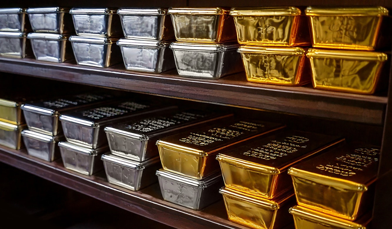 Gold- und Silberbarren nebeneinander – symbolisieren den Vergleich der beiden Edelmetalle hinsichtlich Wertentwicklung, Stabilität und Anlagestrategie.