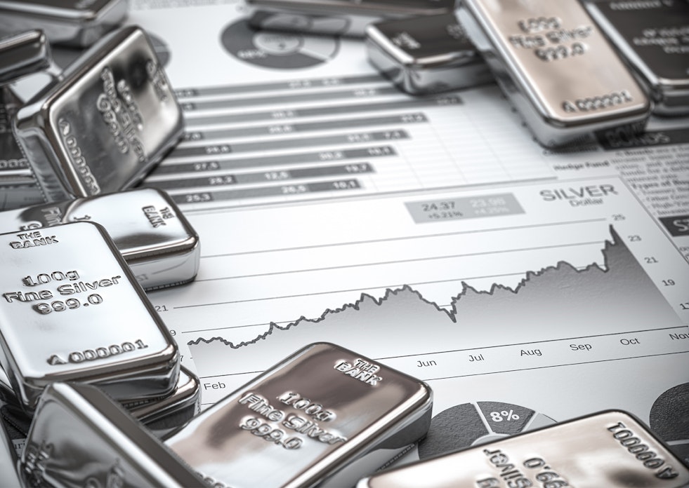 Silberbarren in Nahaufnahme, die den Fokus auf Edelmetalle legen. Passend zur Headline „Silberpreis Entwicklung: Ein kompakter Überblick für die nächsten Jahre“ symbolisiert das Bild die Wertbeständigkeit und Bedeutung von Silber als Anlage