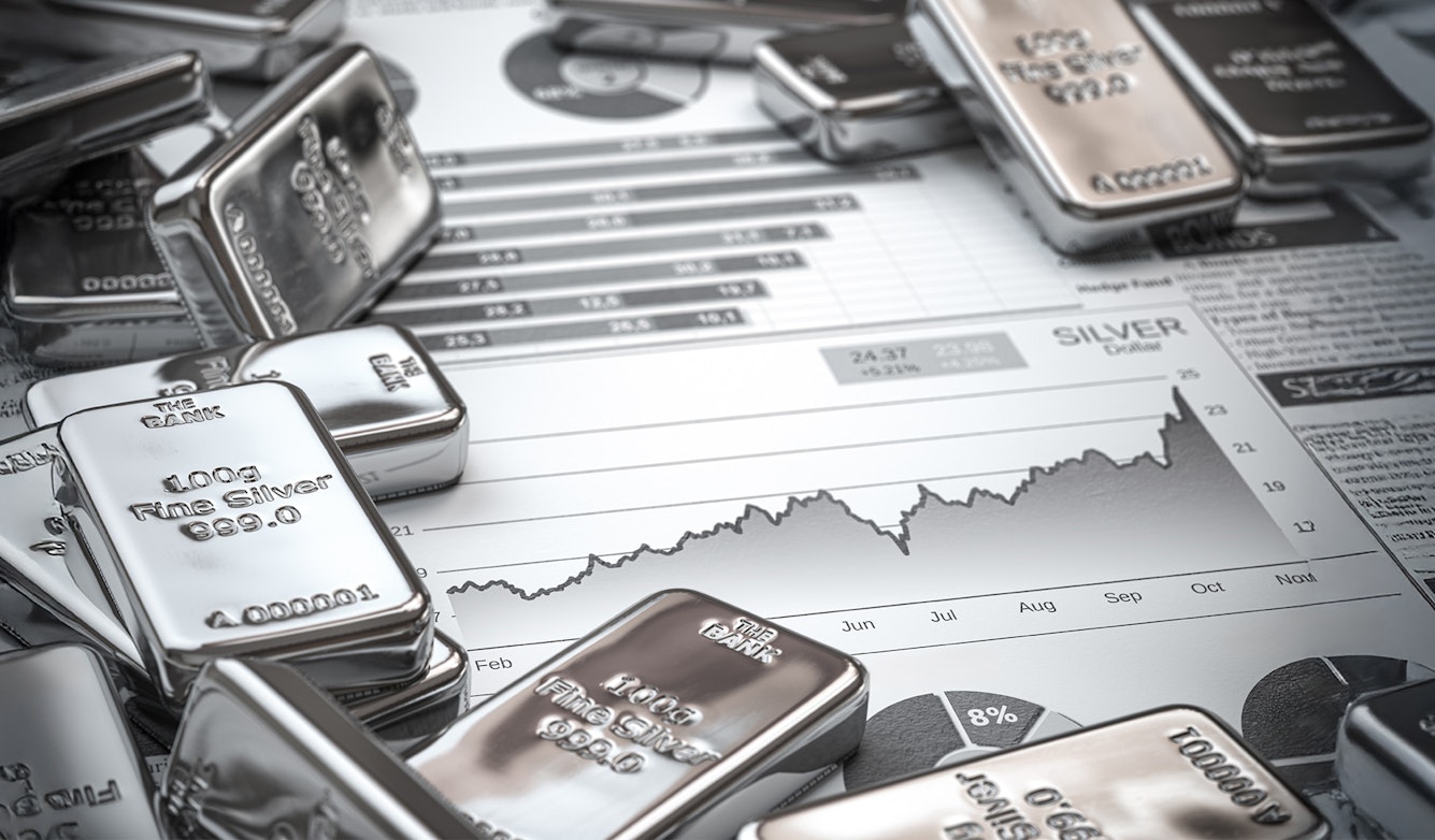Silberbarren in Nahaufnahme, die den Fokus auf Edelmetalle legen. Passend zur Headline „Silberpreis Entwicklung: Ein kompakter Überblick für die nächsten Jahre“ symbolisiert das Bild die Wertbeständigkeit und Bedeutung von Silber als Anlage