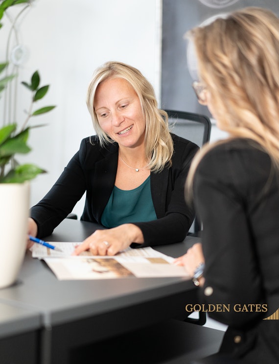 Unsere Edelmetallexpertin bei einer persönlichen Beratung, auch gern persönlich bei uns im Goldgeschäft. Anerkannter Edelmetallhändler Golden Gates.