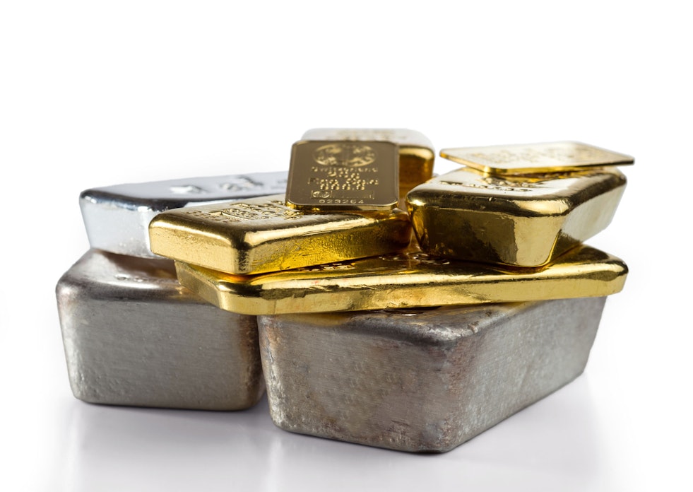 Gold- und Silberbarren übereinander gestapelt. In Edelmetalle sparen mit den Sparplänen von Golden Gates.