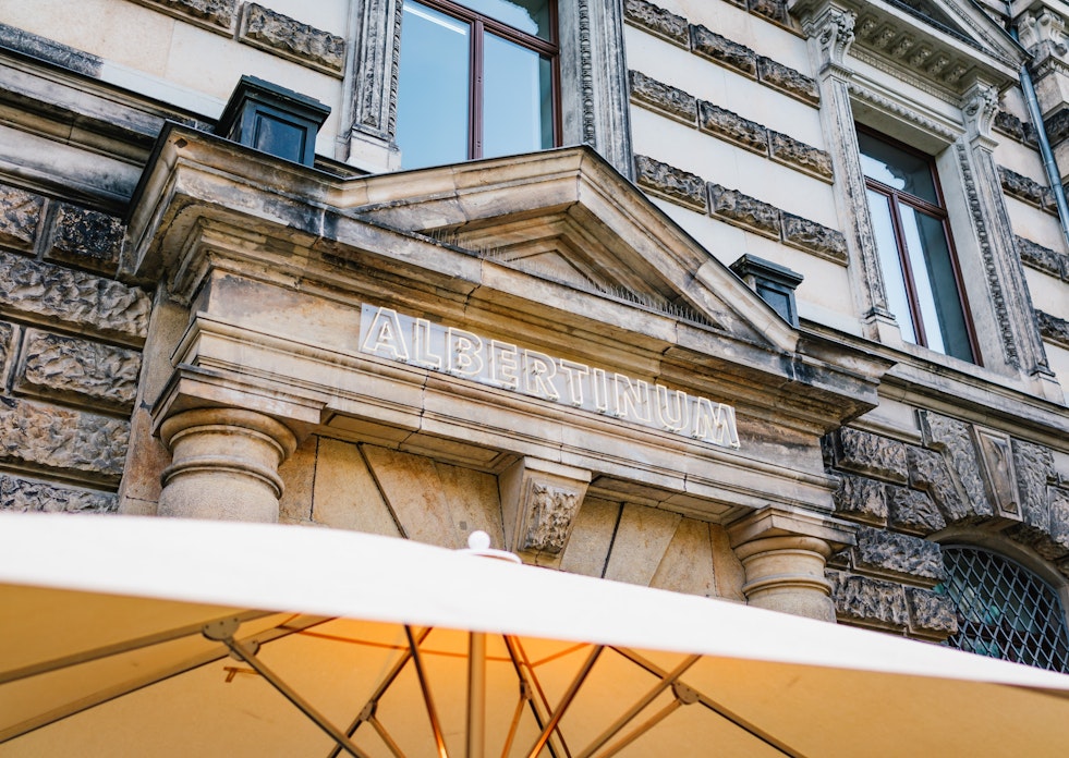 Der Eingang der Eventlocation Albertinum in Dresden.