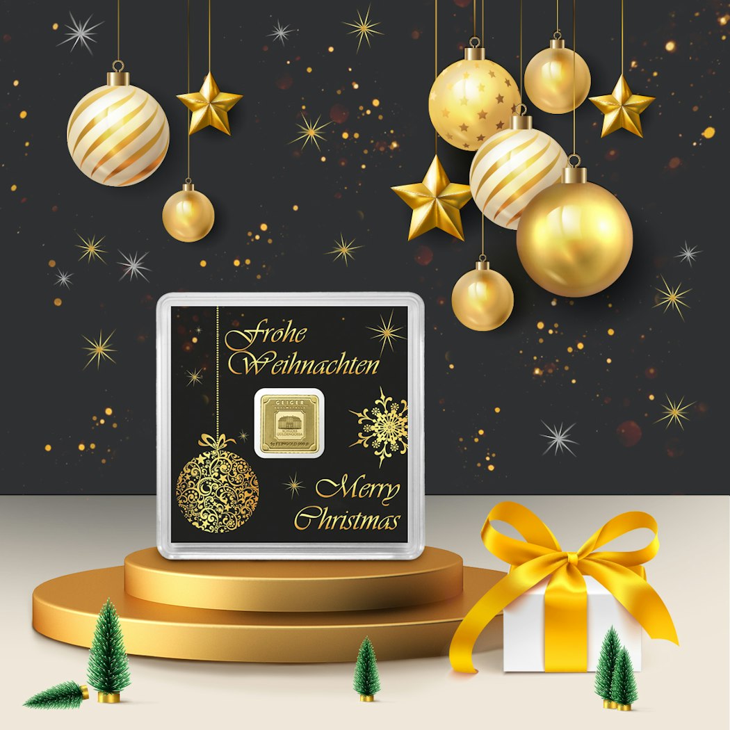 Vor einem dunklen, mit Weihnachtsbaumkugeln behangenen Hintergrund, steht auf einem Podest, ein weihnachtlich verpackter Goldbarren. Verschenken Sie Gold! Anerkannter Edelmetallhändler Golden Gates.