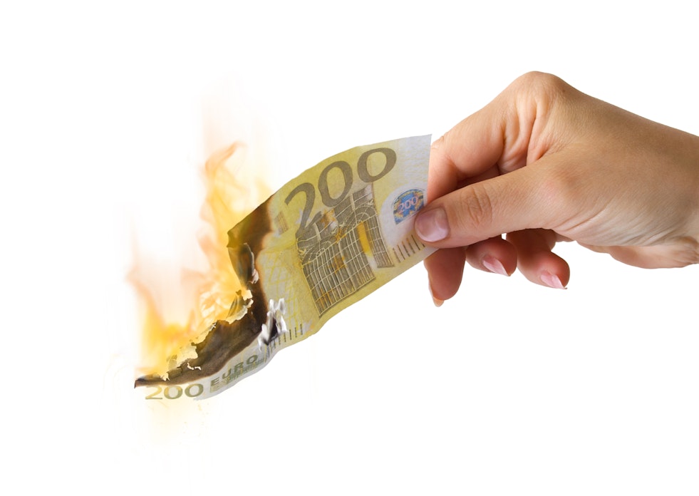 Eine Hand hält einen brennenden 200 Euroschein ins Bild. Legen auch Sie Ihr Geld in Edelmetalle an und schützen es vor Wertverlust. Anerkannter Edelmetallhändler Golden Gates.