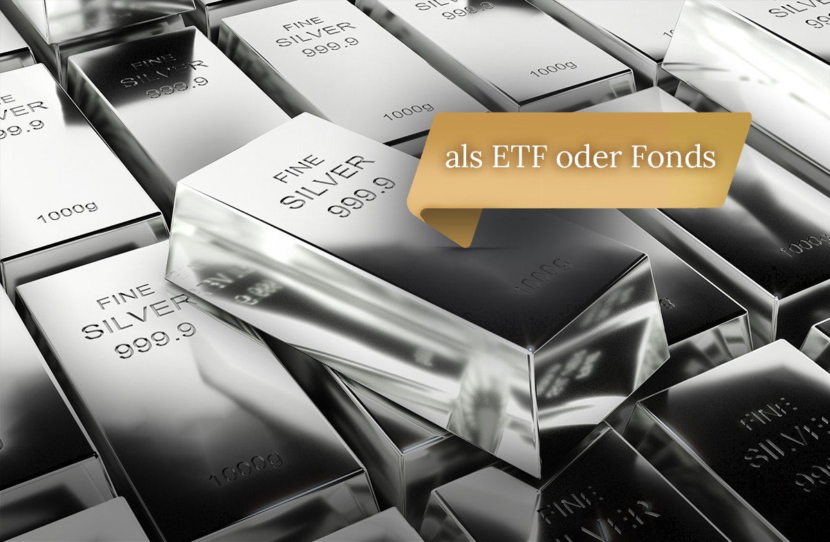 Auf diesem Bild sieht man Silberbarren, die nebeneinander liegen. Auf einem steht golden hinterleget "als ETF oder Fonds". Sparen auch Sie in Silber mit den Sparplänen von Golden Gates.